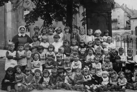 Foto aus der Sammlung von Marianne Sutter: die Niederauerbacher Kinderschule mit der Diakonisse Tante Johanna (hinten links), in
