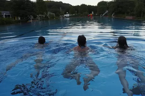 Das Bad in Contwig– hier beim Mondscheinschwimmen.