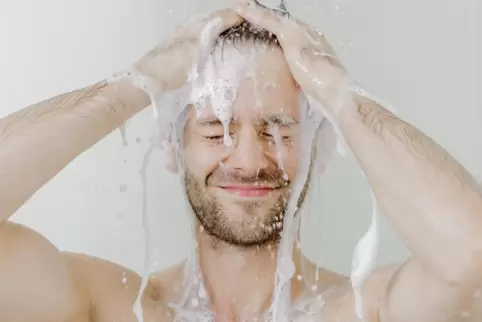 Es ist so einfach: Wer duscht statt badet und dabei noch einen Sparduschkopf verwendet, der senkt seine Energiekosten. 