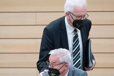 Aufmunternde Geste des Ministerpräsidenten: Winfried Kretschmann und Thomas Strobl im Stuttgarter Landtag. 