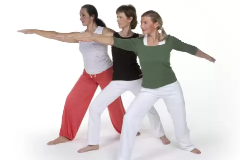 Besondere Yogastunden in Mutterstadt: In der Mitte Andrea Flach-Meyerer mit ihren Mitstreiterinnen Maria (rote Hose) und Violett