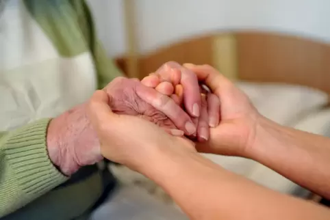 Die Gemeindeschwester plus soll alten Menschen die Hand reichen. 