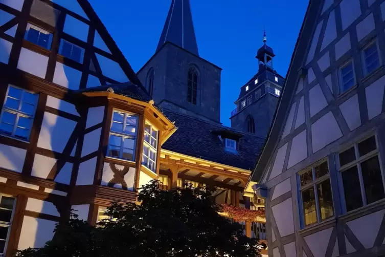 Der nächtliche Steinhäuser Hof in Neustadt.