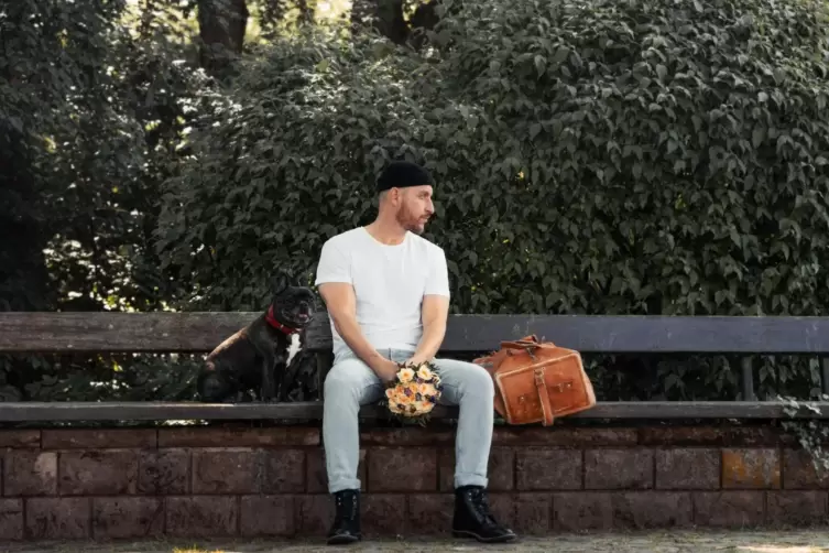  Mit Blumen statt Knarre: Rapper David Asphalt aus Kaiserslautern. 