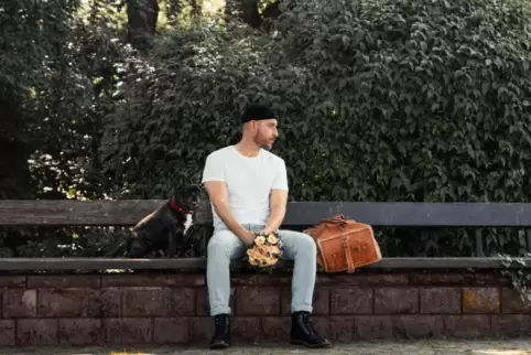  Mit Blumen statt Knarre: Rapper David Asphalt aus Kaiserslautern. 