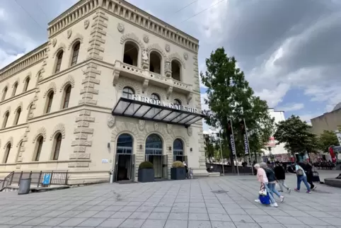 Die Galerie hat einen prominenten Standort in der Saarbrücker Innenstadt − zwischen Hauptbahnhof, Saar und Fußgängerzone.