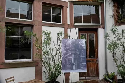 Auf dem vergrößerten alten Foto stehen August Croissant und Frau Emilie genau dort, wo heute der Eingang zum „Atelier Salon“ ist