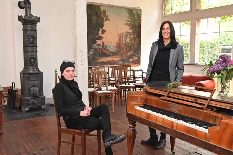  Ursula Mueller und Vera Volni, umgeben von geretteten Erinnerungen an die Croissants: der gusseiserne Ofen, das Gem&auml;lde, das Kl