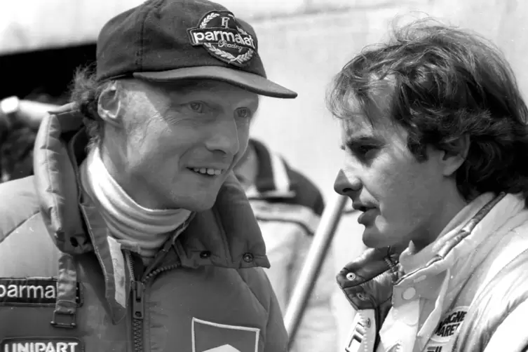Motorsport-Legenden unter sich: Niki Lauda (links) und Gilles Villeneuve im Gespräch. 