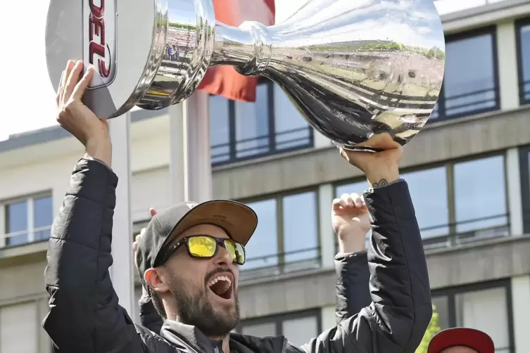 Gro&szlig;er Moment: Dennis Endras 2019 mit dem Meisterpokal.