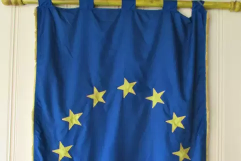 Die Europafahne im Dorfgemeinschaftshaus ehrt die europafreundlichen Bewohner aller vier Gemeinden.
