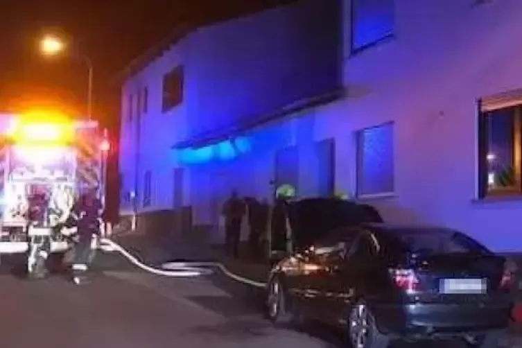 Die Feuerwehr hat den Brand gelöscht, dennoch entstand an dem Auto Schaden im vierstelligen Bereich.