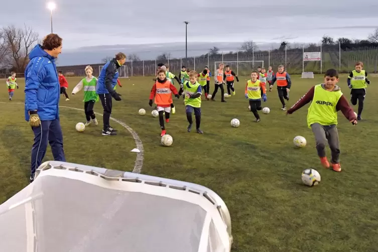 Fußball ist eine Sportart, die im FC 23 Hambach angeboten wird.