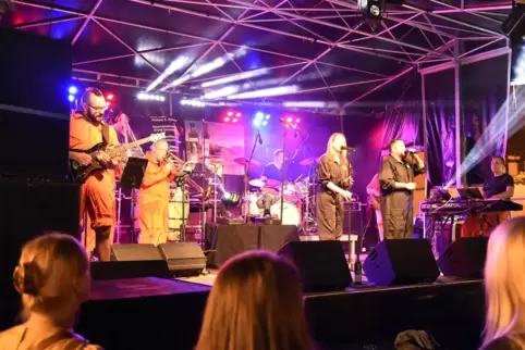 Steht ab 18.30 Uhr auf der Bühne: die Coverband „Die dicken Kinder“.