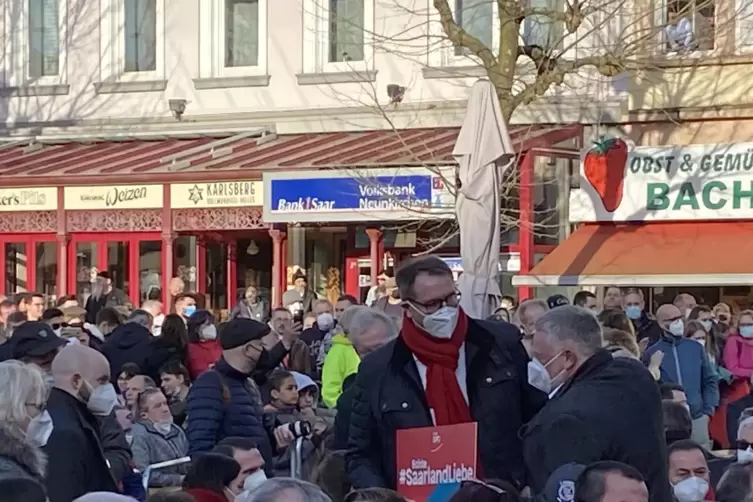 Alexander Schweitzer, der Gro&szlig;e in der Mitte und Pf&auml;lzer Minister, bekennt sich bei einer Wahlkampfveranstaltung in Neunkirchen 