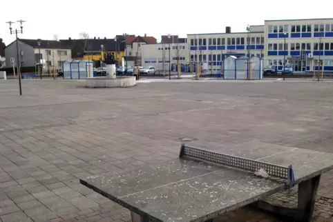 Der Marktplatz in Schönenberg und die derzeitige VG-Verwaltung im Hintergrund.
