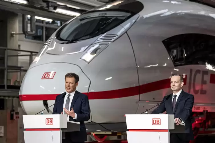Bahnchef Richard Lutz (links) und Bundesverkehrsminister Volker Wissing kündigten Anfang Februar die Bestellung von 43 weiteren 
