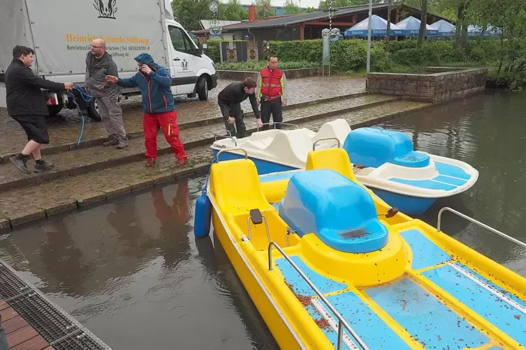 Helfer der Heinrich-Kimmle-Stiftung und des Roten Kreuzes Zweibrücken lassen die drei neuen Tretboote an der Schließ zur Probewa