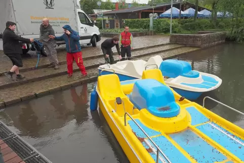 Helfer der Heinrich-Kimmle-Stiftung und des Roten Kreuzes Zweibrücken lassen die drei neuen Tretboote an der Schließ zur Probewa