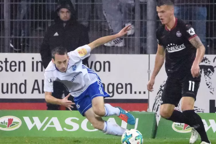 Ein besonderes Spiel: Im Oktober 2018 traf Sascha Hammann (links), der bei der Stadt Kaiserslautern arbeitende FKP-Verteidiger, 