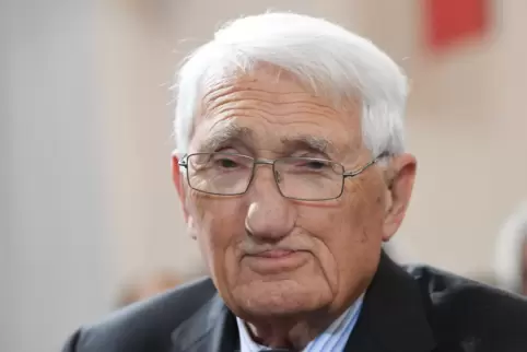 Der Streit um die Waffenlieferungen an die Ukraine ein Generationskonflikt: Philosoph Jürgen Habermas (92). 