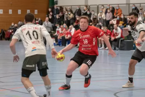 Lukas Klein (Mitte) hat einen blauen und dicken Knöchel. 