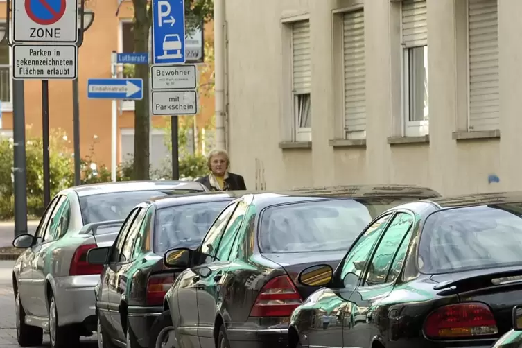 Blick in die Maxstraße: Künftig soll es nirgendwo mehr in der City kostenlose Parkplätze geben.
