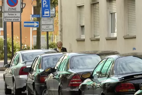 Blick in die Maxstraße: Künftig soll es nirgendwo mehr in der City kostenlose Parkplätze geben.
