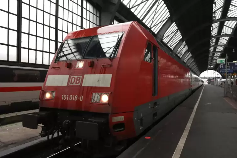 Die lokbespannten Intercity-Garnituren sollen auf der Linie von Karlsruhe nach München voraussichtlich zum Fahrplanwechsel im De
