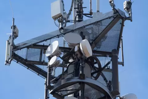 Die Mobilfunkantennen werden an Gittermasten befestigt. 