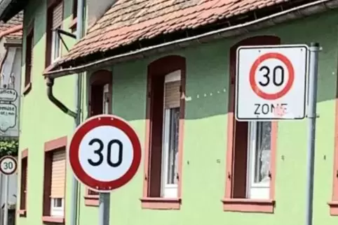 Links das manipulierte Schild, rechts das echte. 