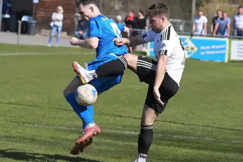 1:0 gewann Steinbach gegen den SC Hauenstein. Hier Jonas Horst Krautschneider vom TuS Steinbach (rechts) gegen Justin Veith vom 