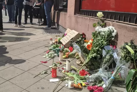 Blumen und Kerzen an der Stelle des letzten Endes tödlichen Polizeieinsatzes in Mannheim. 
