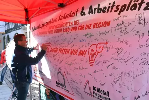 Unterzeichnete selbstredend auch für „Zukunftsperspektive, Sicherheit und Arbeitsplätze“ am Stand der IG Metall: Betriebsratsvor