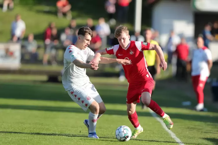 Pokalduell in Pfeddersheim: FSV-Stürmer Brajan Gruda (links) gegen Mika Haas vom FCK. 