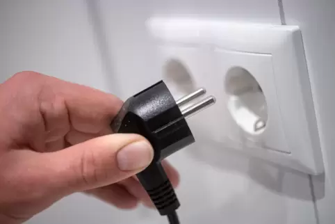 Wenn die EEG-Umlage von 3,72 Cent netto pro Kilowattstunde wegfällt, muss vielleicht doch manch ein Gerät nicht ausgestöpselt we Wenn die EEG-Umlage von 3,72 Cent netto pro Kilowattstunde wegfällt, muss vielleicht doch manch ein Gerät nicht ausgestöpselt we