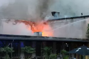 Flammen schlagen aus dem Dachbereich einer der Hallen des Fabrikgeländes. Die Feuerwehr war bis zum Morgen mit den Löscharbeiten