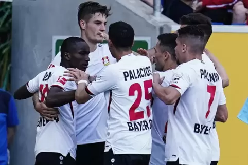 Königsklasse: Die Spieler von Bayer Leverkusen jubeln mit dem zweifachen Torschützen Patrick Schick hinten).