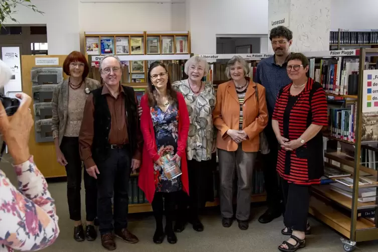 Gruppenbild in der Pfalzbibliothek (von links): Lilo Beil, Lothar Seidler, Birgit Heid, Renate Demuth, Barbara Franke, Peter Her