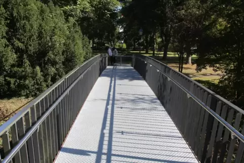 Die Brücke zu der Parkanlage.