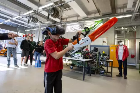 Virtueller Rettungseinsatz: Tim Grob muss mit der Kettensäge zu den Insassen eines Zuges vordringen, der in einem Tunnel liegeng
