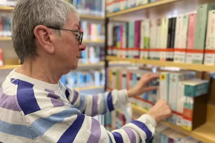 Maria Lutz (70) sorgt daf&uuml;r, dass auch der n&auml;chste Nutzer das Buch an der richtigen Stelle im Regal findet.