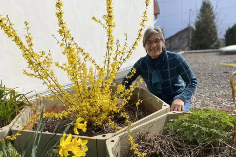 &bdquo;Die Leseterrasse ist mein Garten&ldquo;, sagt Ursula Moulliet (63), die sich ehrenamtlich um die Bepflanzung k&uuml;mmert. 