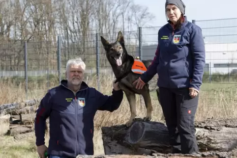 Wollen einen Beitrag zum Katastrophenschutz leisten: Michael Kern, Hündin Dana und Sabine Weinkauff. 