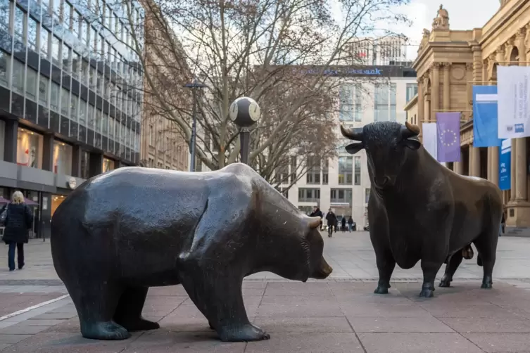 Bär und Bulle vor der Frankfurter Börse – tierische Sinnbilder für anhaltend steigende (Bulle) und anhaltend fallende (Bär) Akti