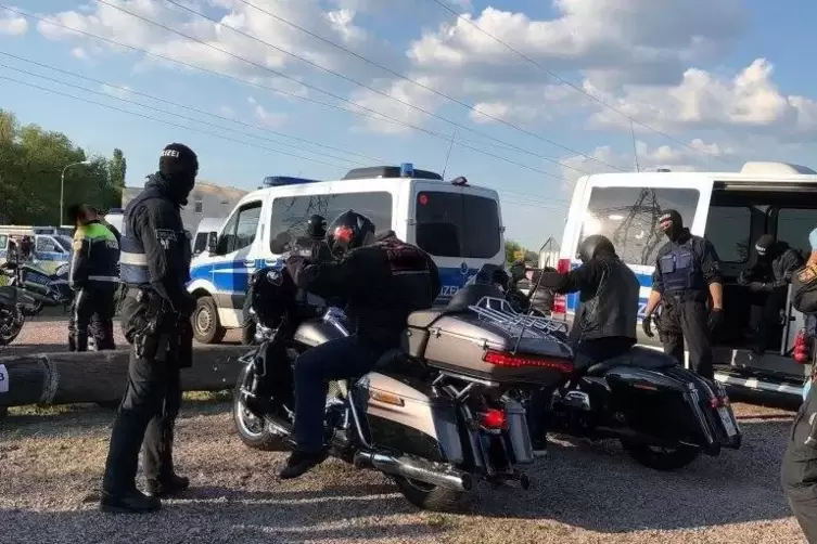 Bis in den Sonntagmorgen waren Einsatzkr&auml;fte vor Ort. 