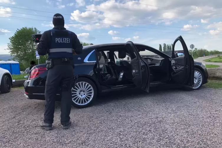 Alle Autos und alle Besucher, die ins Gewerbegebiet wollten, wurden durchsucht. 
