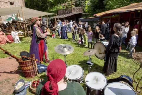 Mit mittelalterlichen Trommeln, Sackpfeife und Gitarrencister sorgt die Gruppe Fremitus schon seit Beginn der Burgerlebnistage f