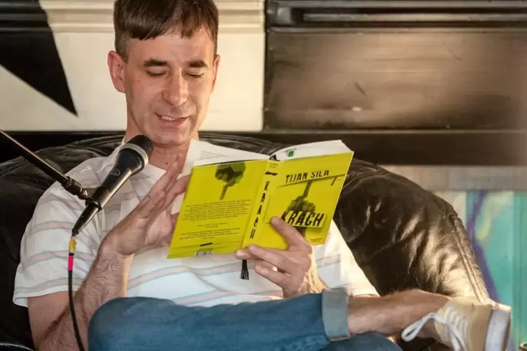 Tijan Sila stellte sein Buch &bdquo;Krach&ldquo; vor, das er &uuml;ber seine Jugend in Landau geschrieben hat.