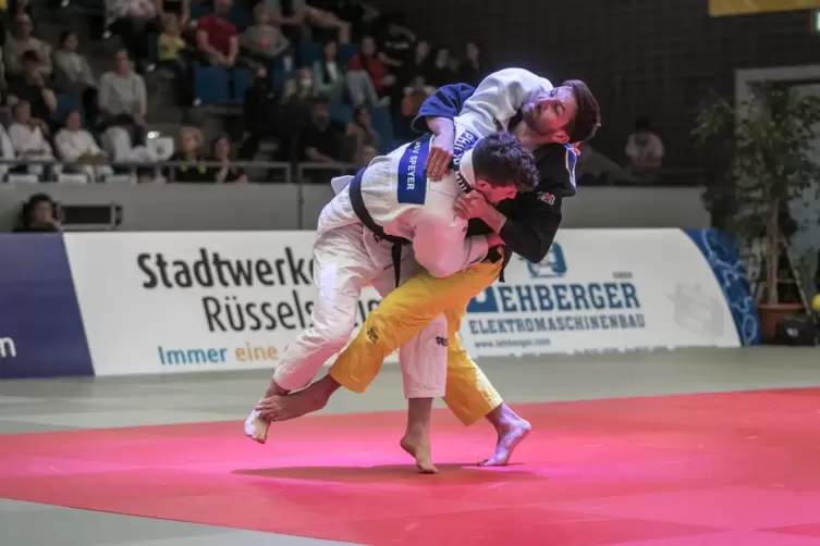 Speyers Philip Müller (links) gewann dank Uchimata den letzten Kampf gegen Tobias Schirra.